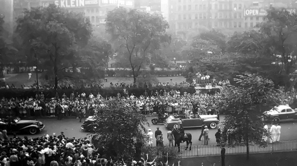 Eisenhower parade June 1945